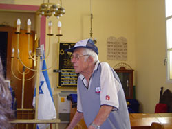 Pinchas Erlanger in der Synagoge in Shavei Zion